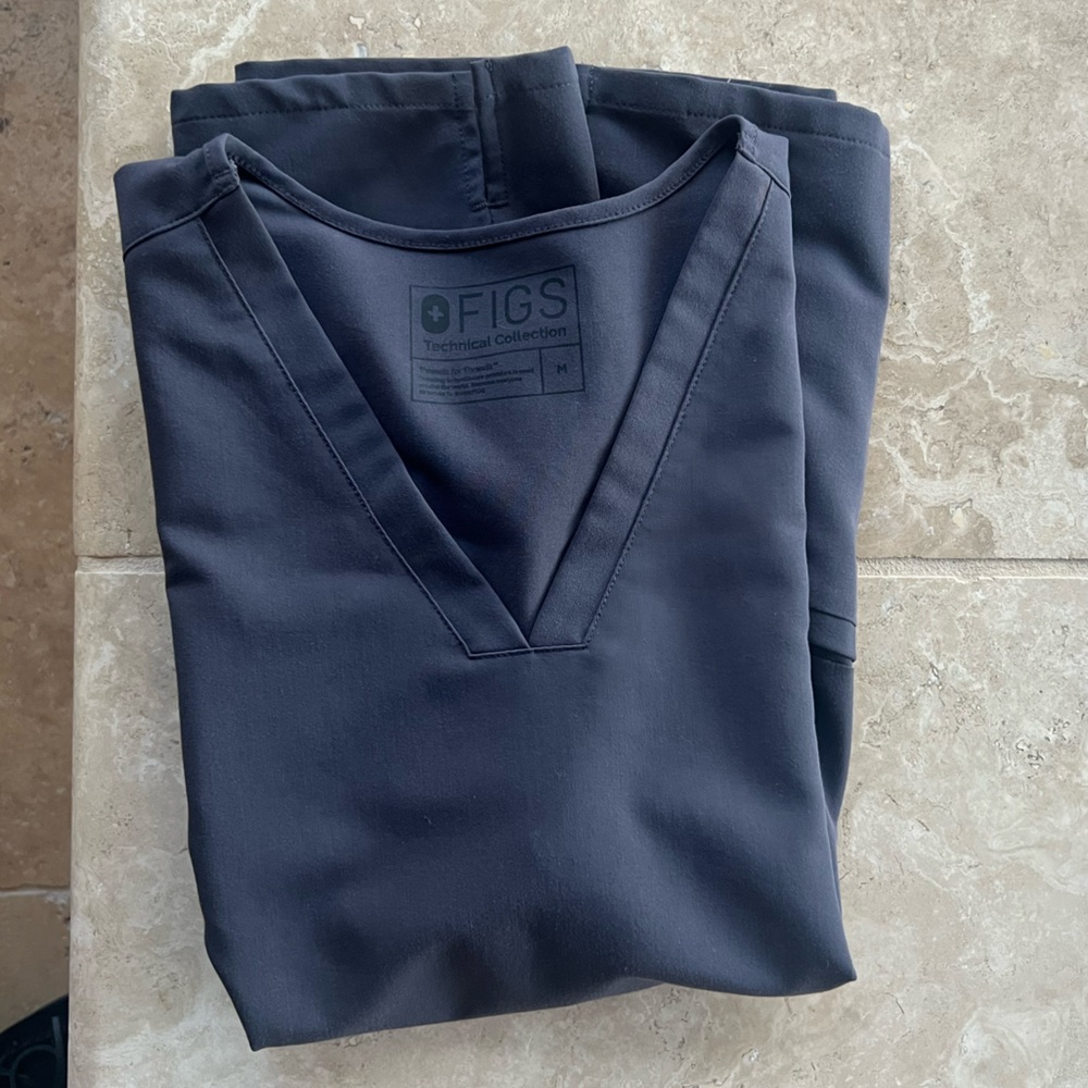 Charcoal Casma 3-Pocket Scrub Top FIGS
